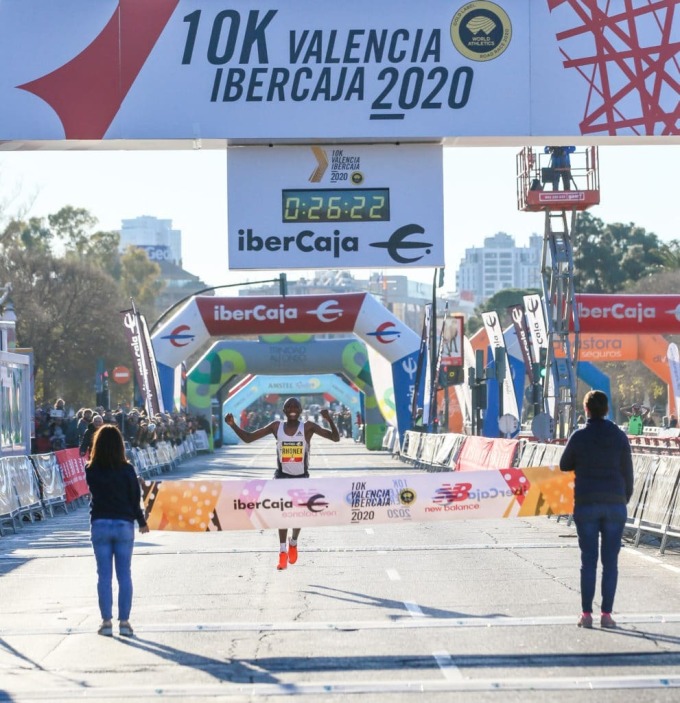 Kipruto momentos antes de cruzar la meta, marcando un récord mundial de 10 km en la carrera de Valencia 2020. Foto: Valencia Ciudad del Running