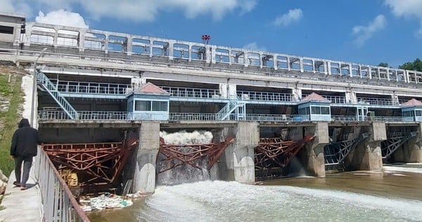 Le plus grand réservoir d'irrigation du Vietnam continue de déverser de l'eau par le déversoir pendant 4 jours