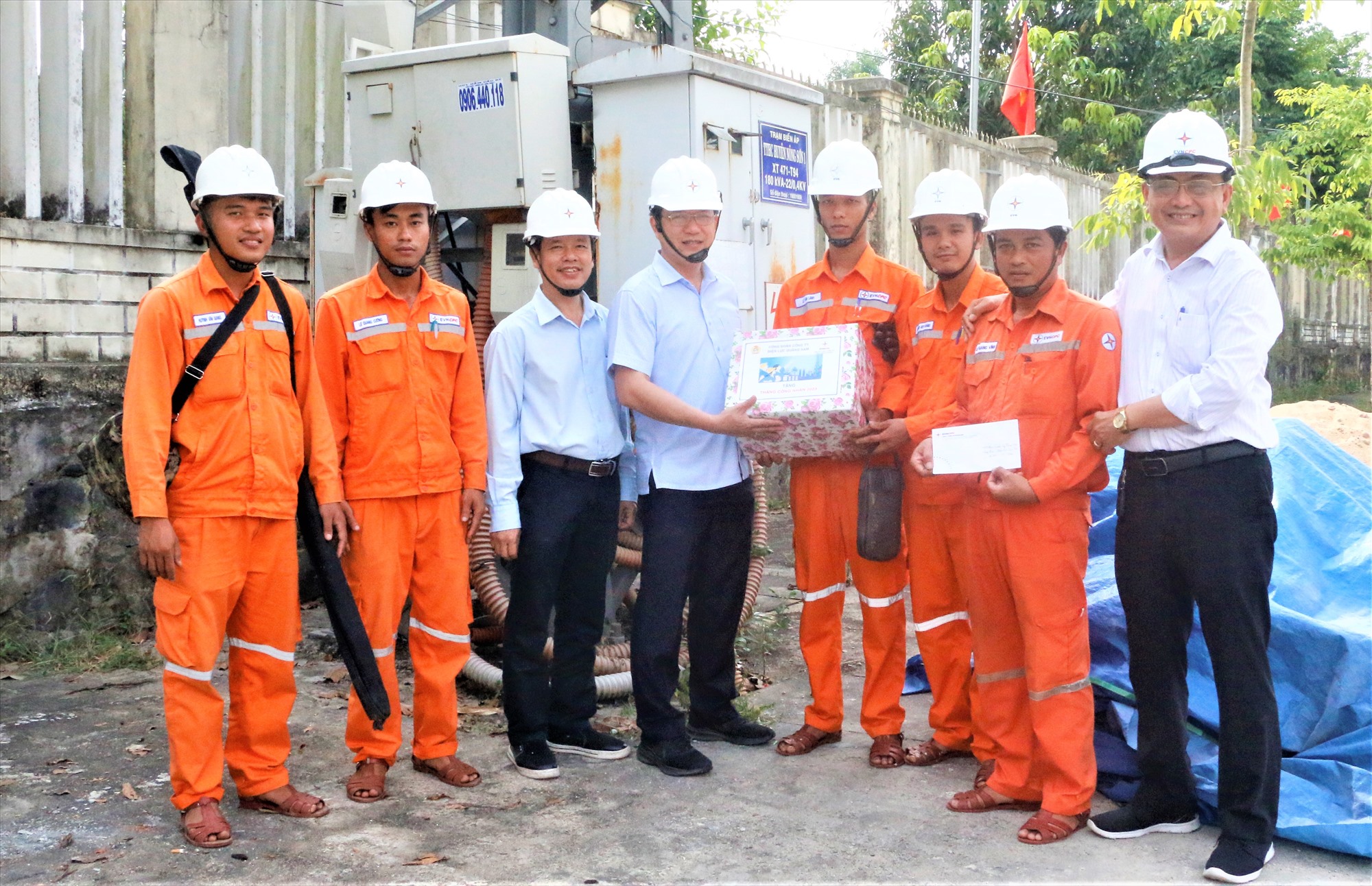 The company director (middle) and the company's union chairman (right) visit the Nong Son General Power Management Team. Photo: DLQS