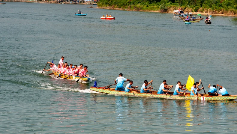 การแข่งเรือแบบดั้งเดิมที่น่าตื่นเต้นในแม่น้ำ Cu De ดานัง รูปที่ 2