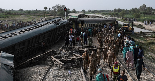 Tàu lửa trật bánh ở Pakistan, ít nhất 28 người chết