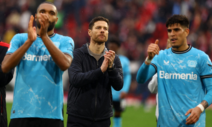 El entrenador Xabi Alonso (segundo desde la derecha) y los jugadores del Leverkusen agradecen al público tras la victoria por 3-2 sobre el Friburgo en la jornada 26 de la Bundesliga el 17 de marzo. Foto: Reuters