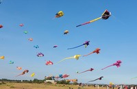 2023년 바우트랑 유앤미 관광지역의 연 축제 및 슈퍼카 퍼레이드에 약 1,000개의 연이 등장