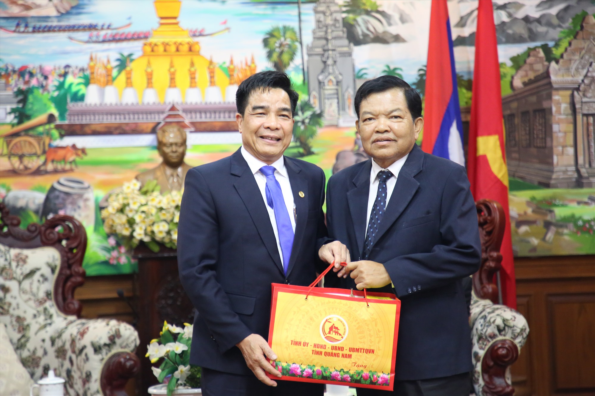 Comrade Le Van Dung presented souvenirs to comrades in the Standing Committee of Champasak province. Photo: A.N