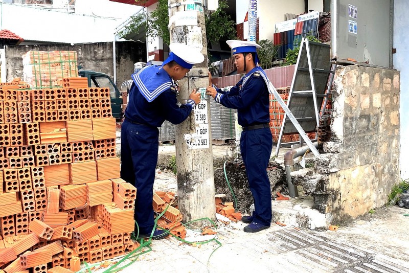 Hàng trăm cán bộ, chiến sĩ và người dân Phú Quốc cùng làm sạch môi trường