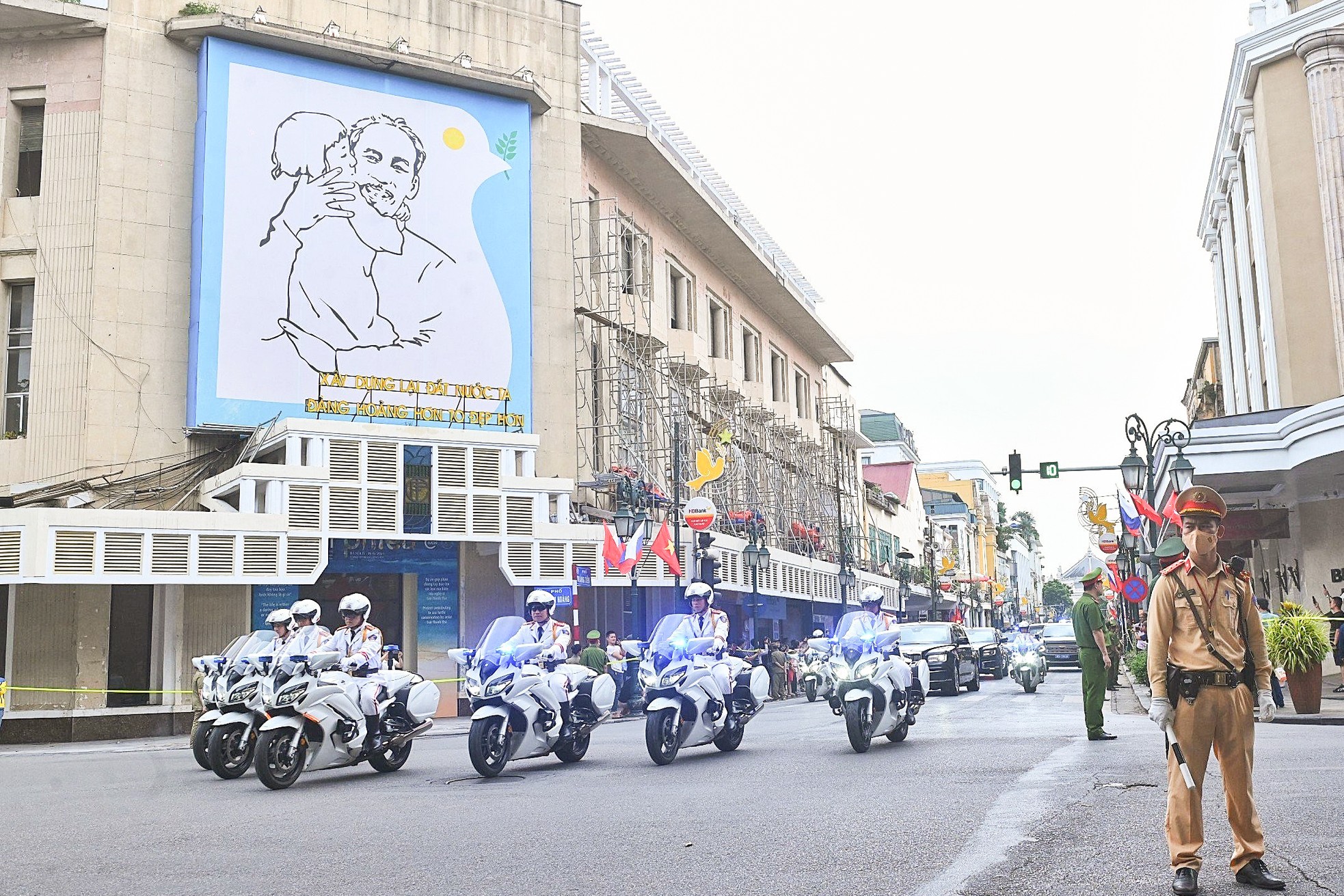 Details of the special vehicles escorting Russian President Putin during his visit to Vietnam, photo 6