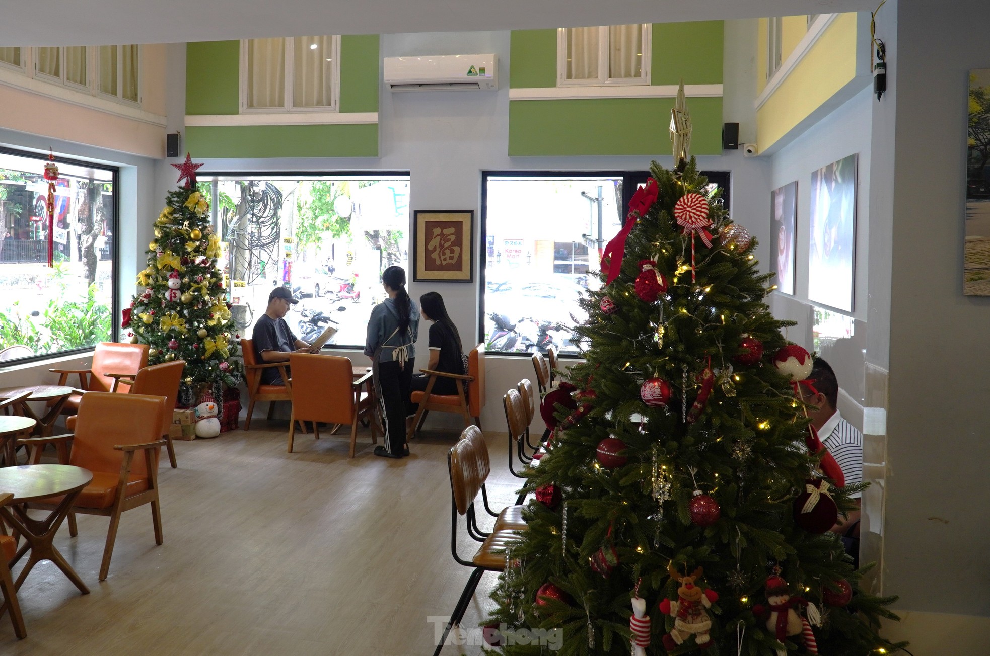 ท้องถนนแต่งชุดคริสต์มาสสุดมหัศจรรย์ เยาวชนดานังแต่งชุดเช็คอิน ภาพที่ 3