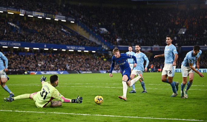 Man City-Torhüter Ederson hält am 12. November in der 12. Runde der Premier League den Schuss von Cole Palmer an der Stamford Bridge. Foto: Reuters