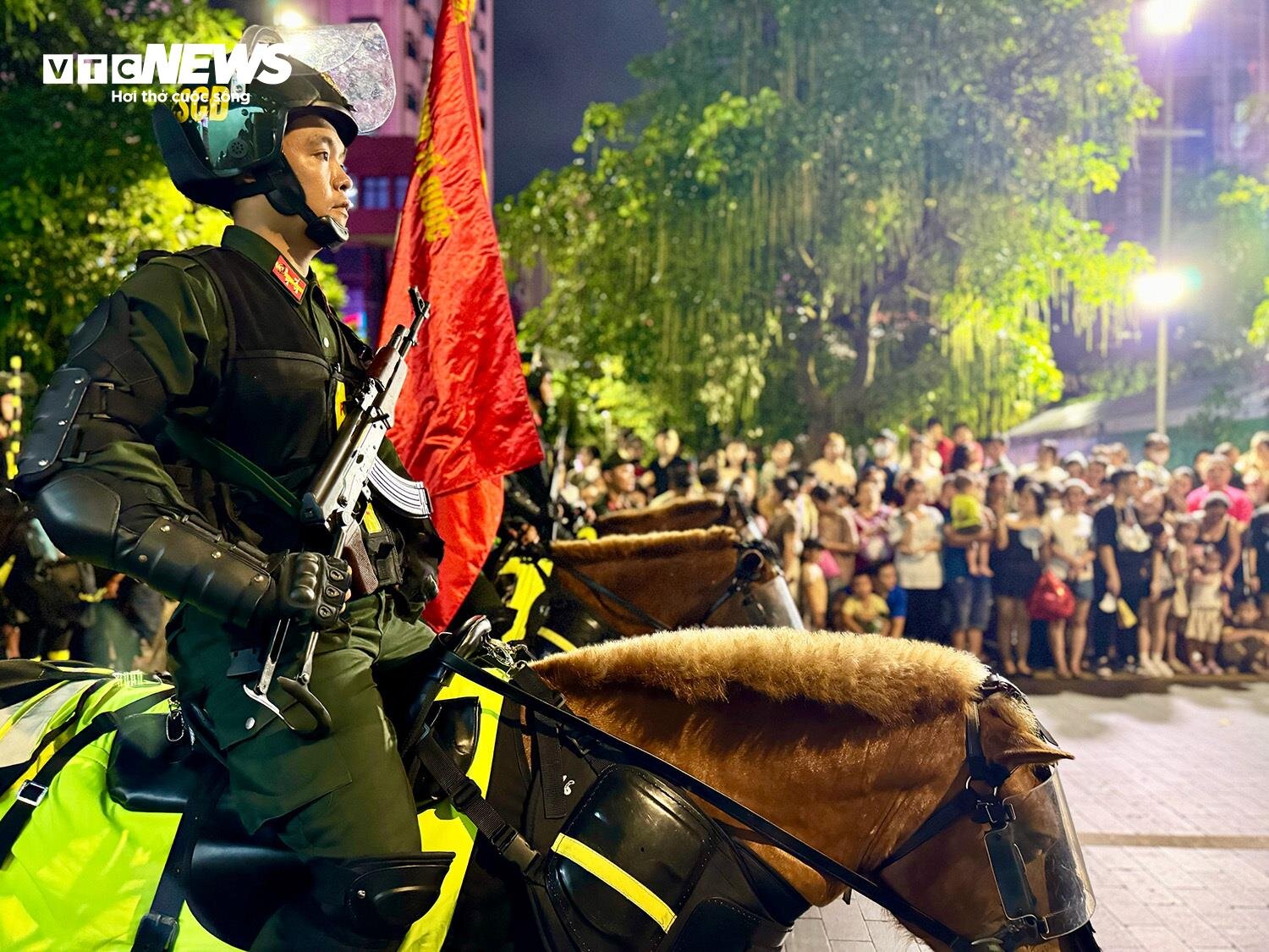 Défilé de la police mobile à cheval sur la rue piétonne Nguyen Hue - 4