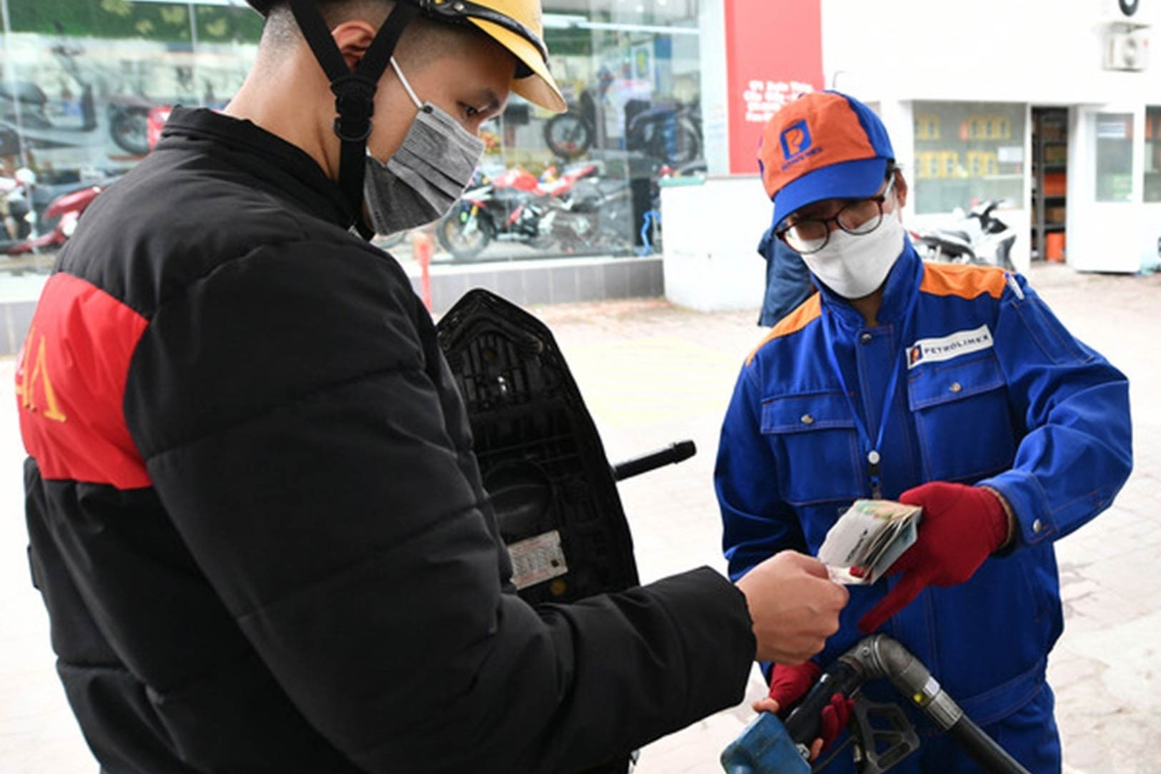 ¿Se pronostica que el precio de la gasolina mañana estará por debajo de los 20.000 VND/litro?