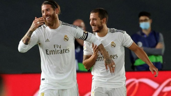 Hazard comparte alegría con Sergio Ramos tras un partido de LaLiga en 2020. Foto: EFE