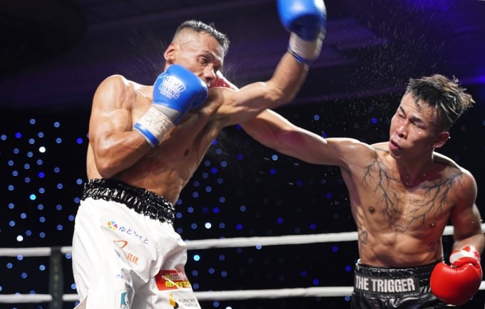 Tran Van Thao in a forehand strike to Torres' head in a boxing match on the evening of November 18. Photo: Dong Huyen