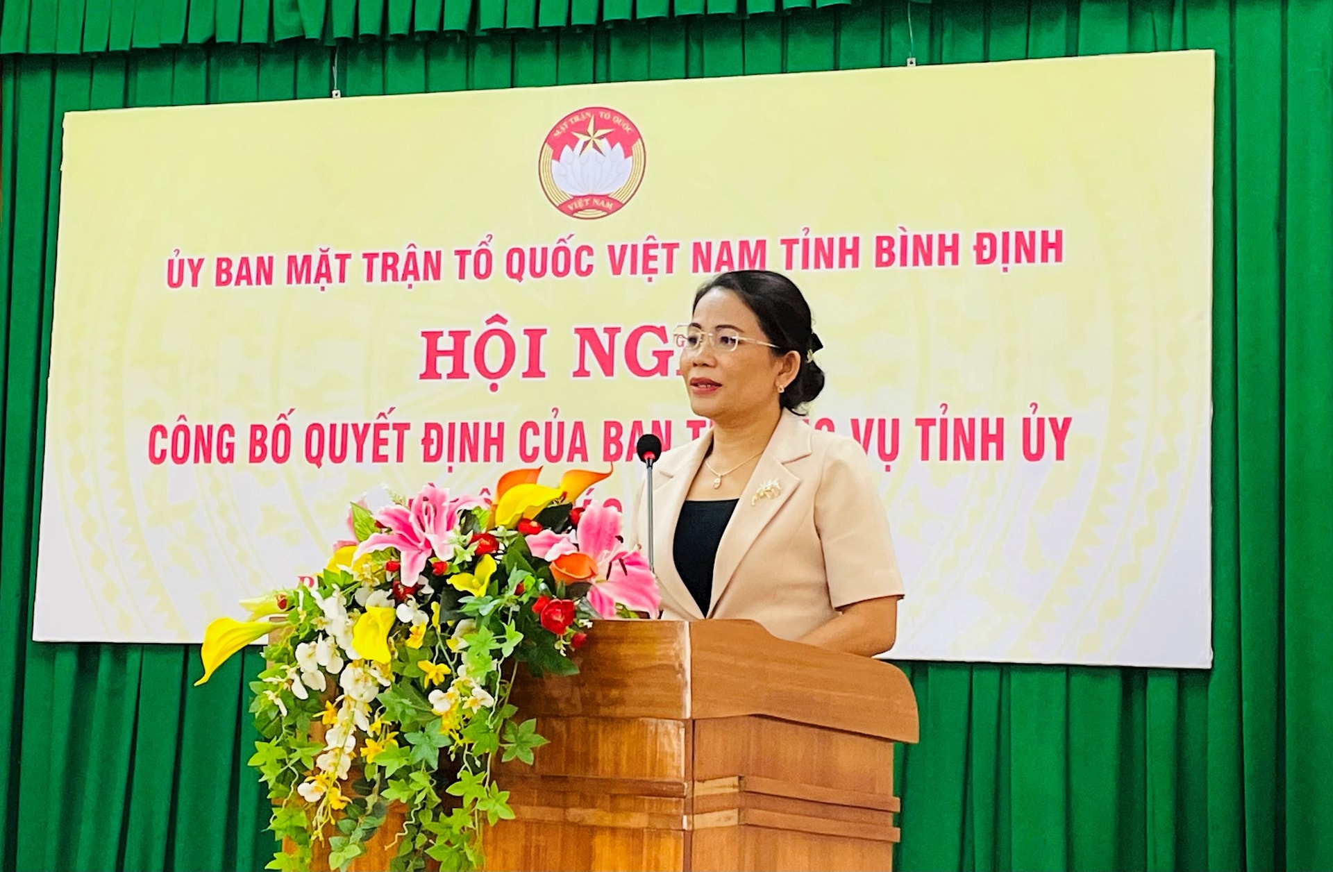 La presidenta del Comité del Frente Patriótico de Vietnam, Nguyen Thi Phong Vu, habla en la Conferencia para anunciar la decisión del Comité Permanente Provincial del Partido.