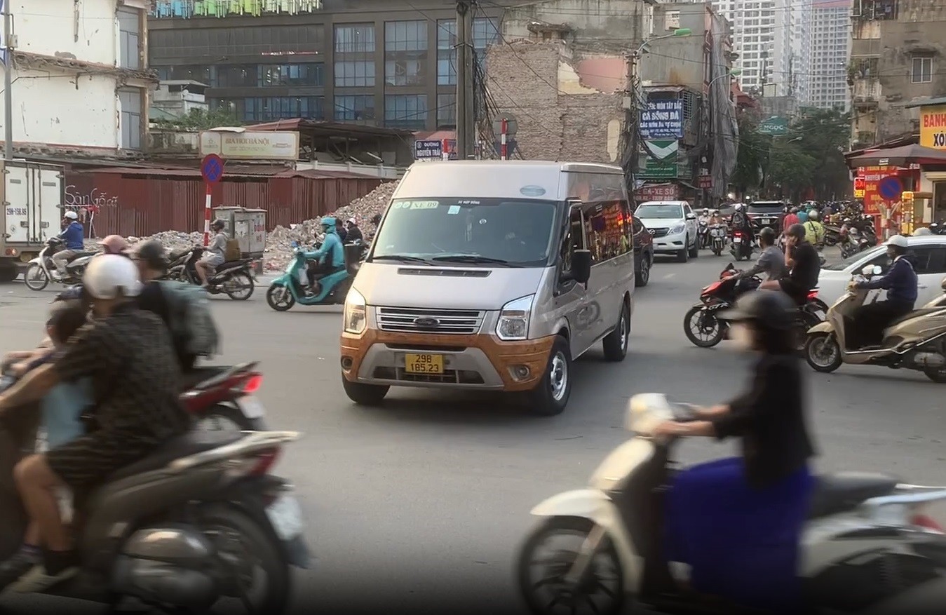 Horrifying scene of people risking their lives to 'cut' the front of a car, rushing through traffic to get into Thanh Xuan underpass photo 12