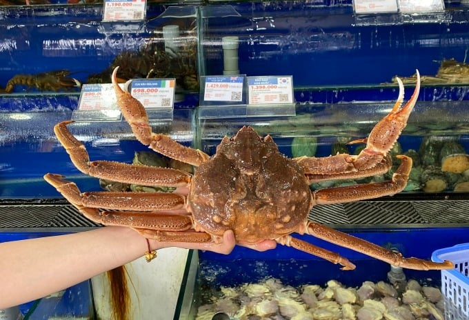 ร้านขายอาหารทะเลในนครโฮจิมินห์ขายปูหิมะสด ภาพโดย: Thi Ha