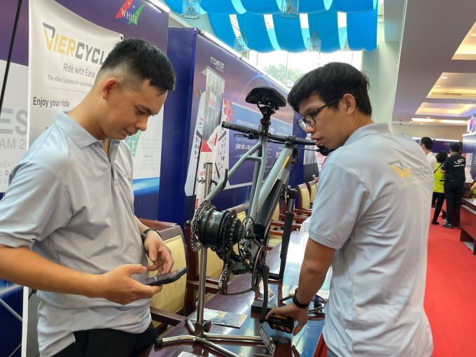 Das Antriebsassistenzsystem für Elektrofahrzeuge eines Startup-Projekts namens VieRobot mit Sitz in Thu Duc City, Ho-Chi-Minh-Stadt, auf dem Techfest 2023. Foto: Ha An