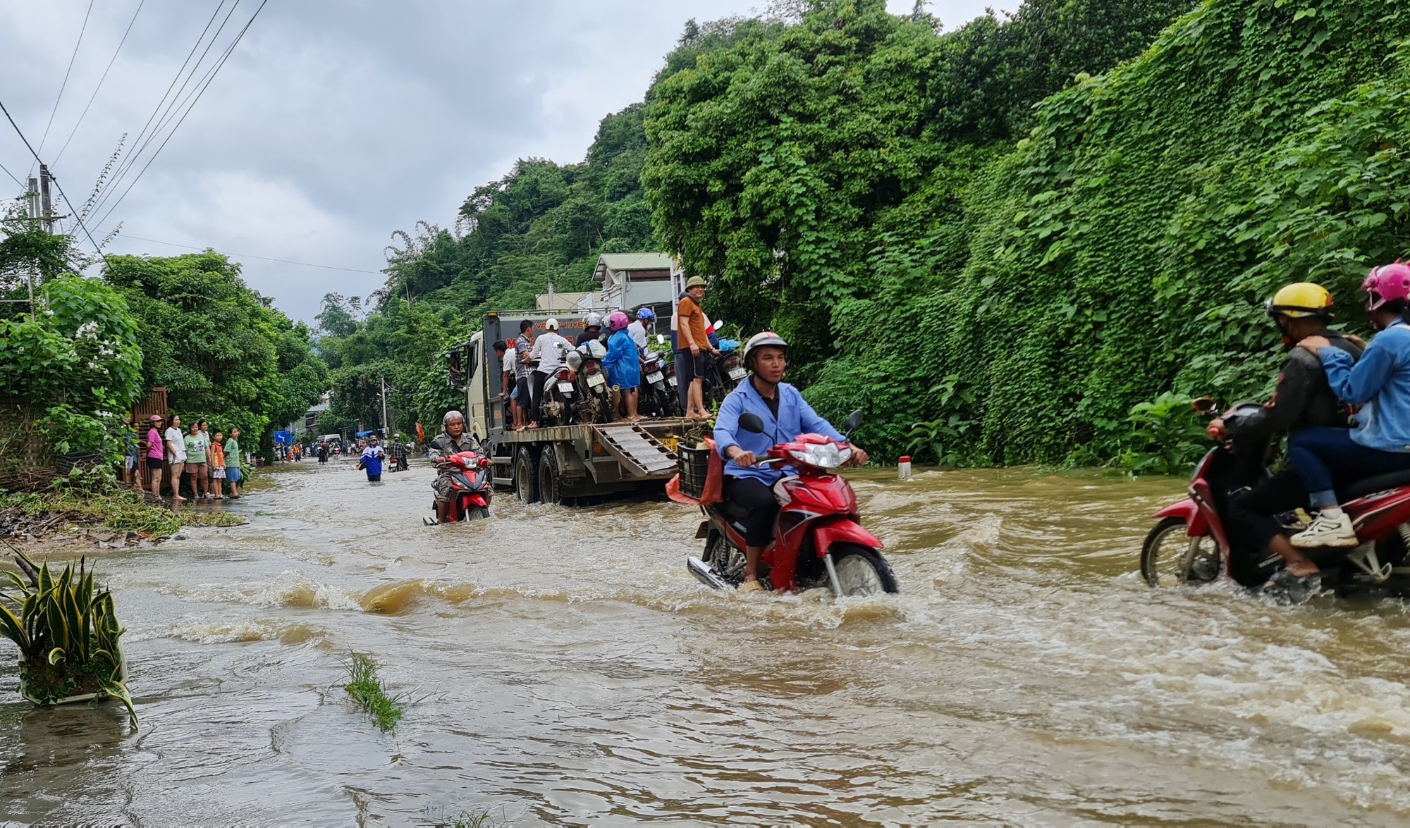 Thuỷ điện xả lũ ở Lào Cai, hạ du sông Chảy ngập nặng, nhà cửa chìm trong nước, đàn gà run lẩy bẩy- Ảnh 2.