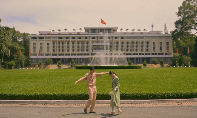 Tourists take photos in front of the Independence Palace, Ho Chi Minh City. Photo: Nguyen Thanh Vu