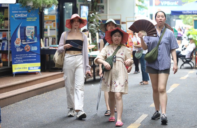 9月2日の祝日初日、ホーチミン市の中心部をのんびりと散歩する人々、写真14