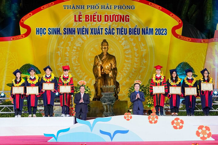 Chủ tịch UBND TP Hải Phòng Nguyễn Văn Tùng cùng Bí thư Trung ương Đoàn TNCS Hồ Chí Minh Nguyễn Tường Lâm khen thưởng các em học sinh, sinh viên xuất sắc.