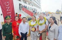 Quang Ninh provincial leaders presented flowers to congratulate the 3 millionth tourist.