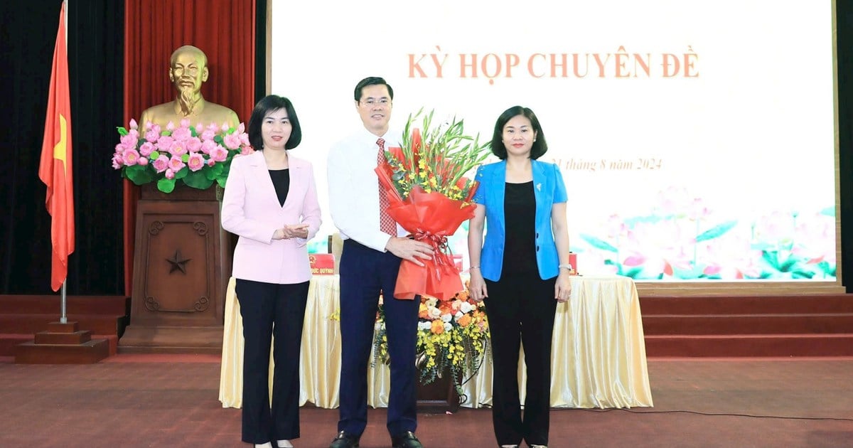 Mr. Nguyen Xuan Phong was elected Chairman of Thanh Tri District People's Committee.