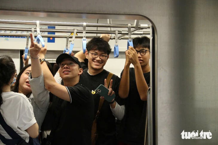 Háo hức trải nghiệm những chuyến đầu tiên của metro số 1 sau đêm countdown - Ảnh 10.