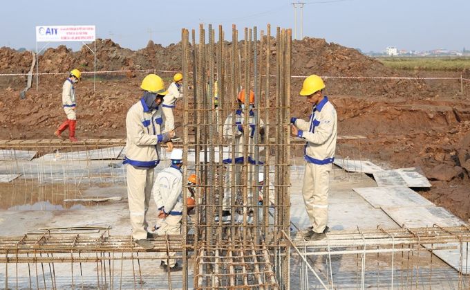 Los trabajadores trabajan durante el Año Nuevo Lunar 2024 en un lugar del proyecto de línea de 500 kV, circuito 3, sección de la central térmica Nam Dinh I - Pho Noi (Hung Yen). Foto: EVNNPT