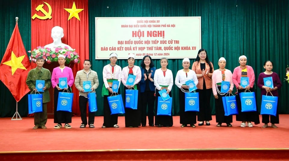 Secretary of the Hanoi Party Committee Bui Thi Minh Hoai and Chairwoman of the Vietnam Fatherland Front Committee of the city Nguyen Lan Huong presented gifts to households in difficult circumstances in Ba Vi district.