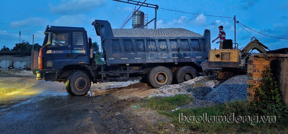 شاحنة تفرغ الرمال في موقع إنتاج أنابيب المياه الكروية والأعمدة الخرسانية في زقاق Le Phung Hieu (منطقة Loc Tien) مساء يوم 7 أغسطس.