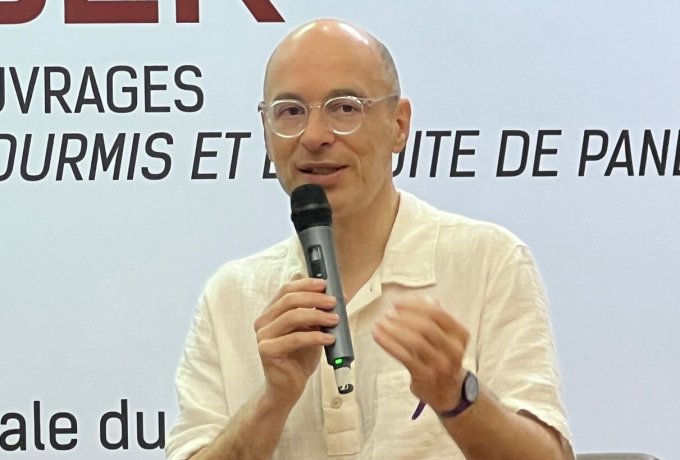 L'écrivain Bernard Werber lors d'un événement à Hanoi. Photo : Ngoc Anh