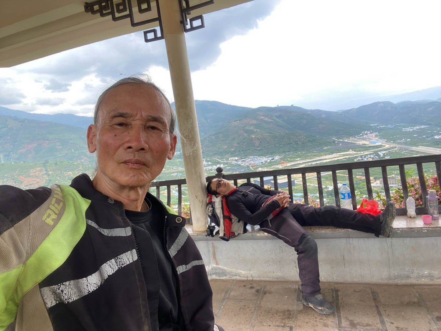 Una siesta rápida en un área de descanso en Yunnan, China.JPG