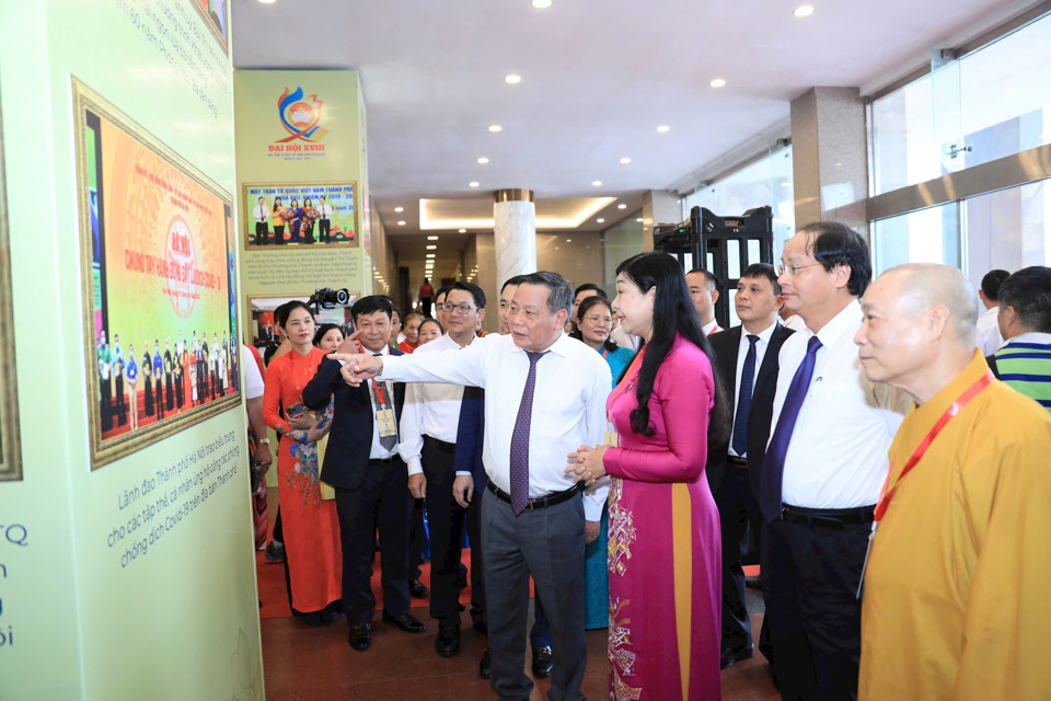 Delegados del centro y de la ciudad de Hanói visitan la exposición fotográfica 