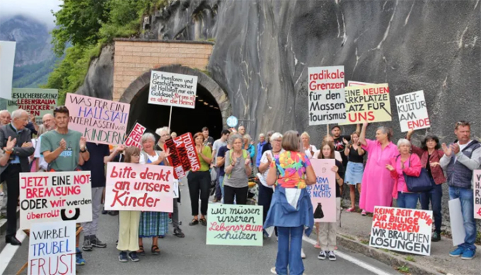 Les villageois de Hallstatt ont protesté en août contre le surtourisme. Photo : AFP