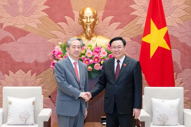 National Assembly Chairman Vuong Dinh Hue received Chinese Ambassador to Vietnam Hung Ba