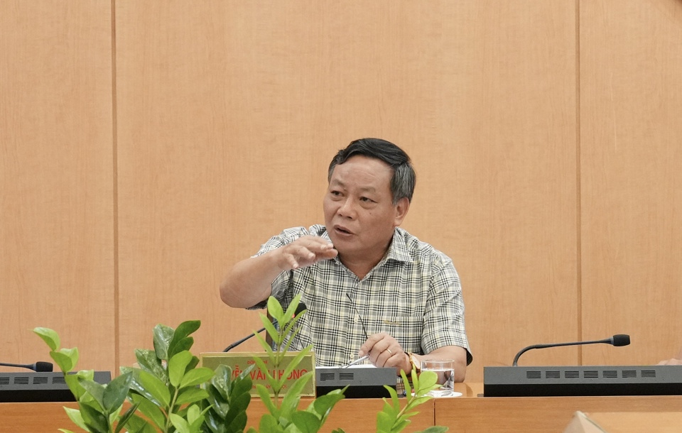 Der stellvertretende Sekretär des Stadtparteikomitees, Nguyen Van Phong, hielt bei dem Treffen eine Rede. Foto von : Hong Thai