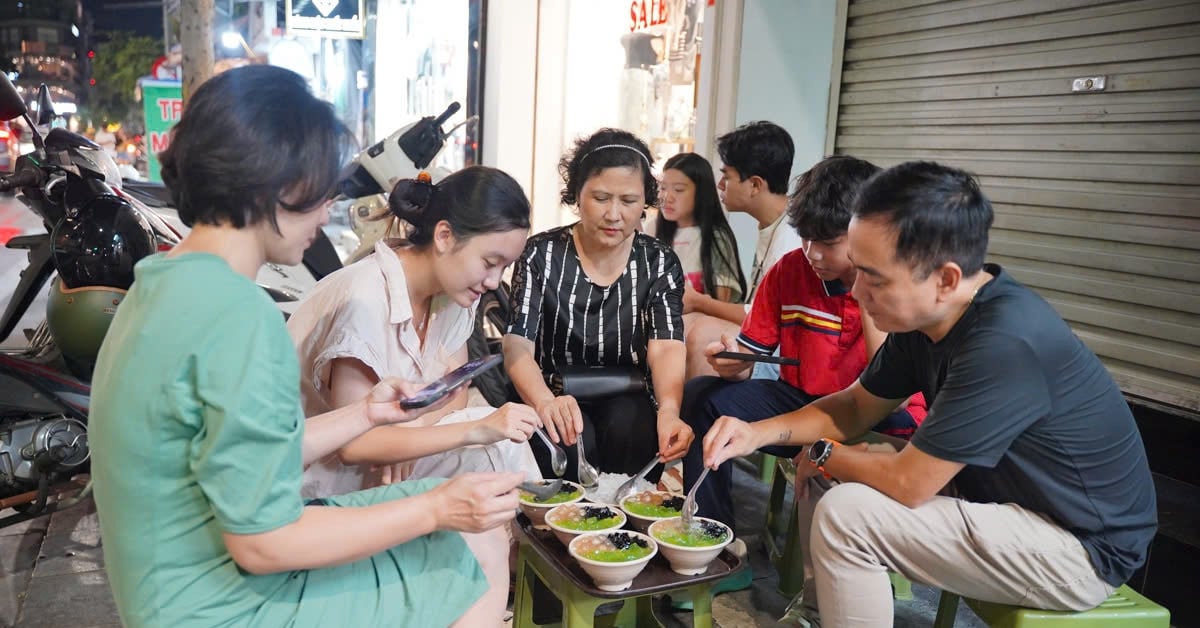 Tienda de tofu 'súper pequeña y súper abarrotada', los clientes hacen cola para comprar en Hanoi