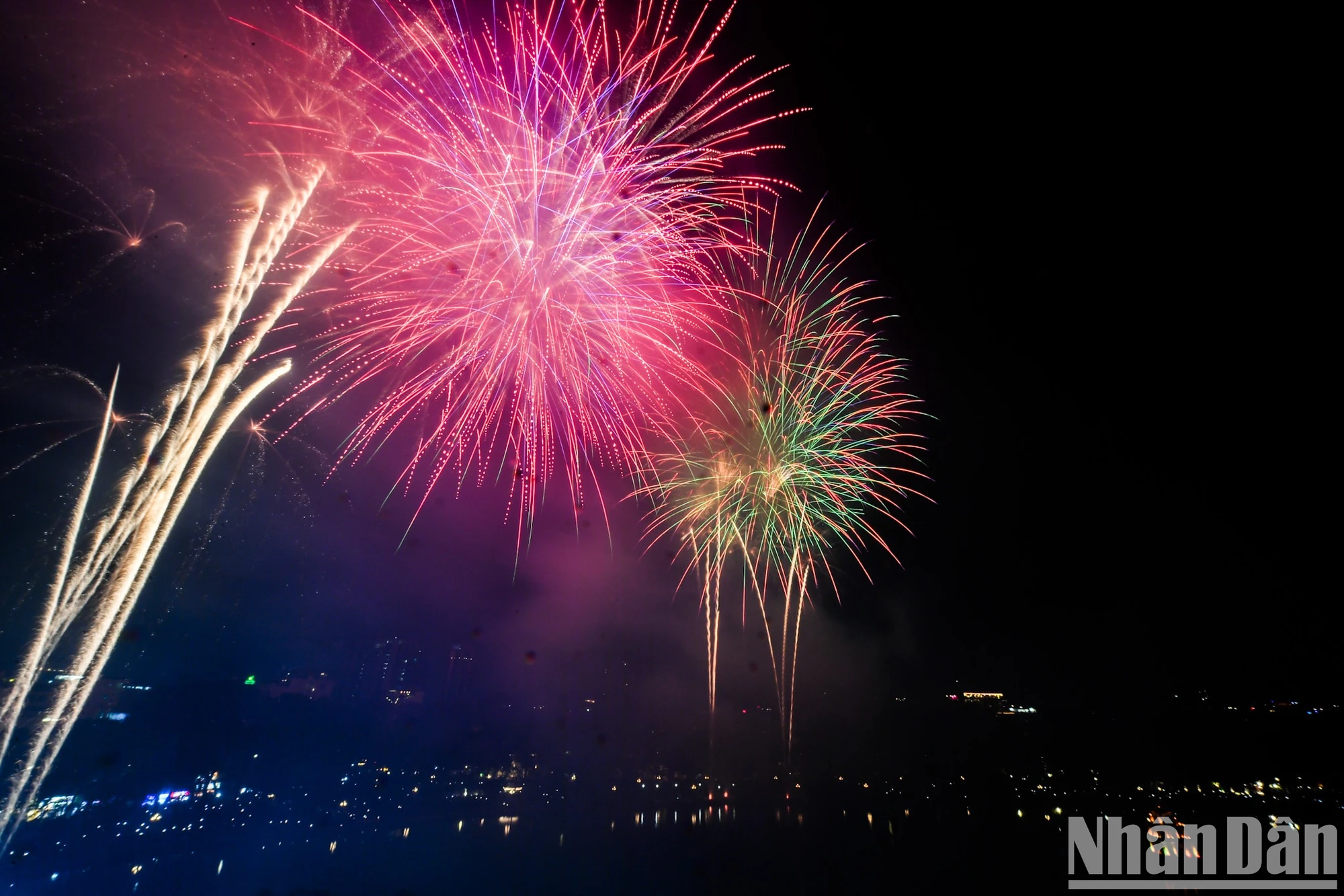 [Foto] Brillantes fuegos artificiales dan la bienvenida al nuevo año 2025 foto 2