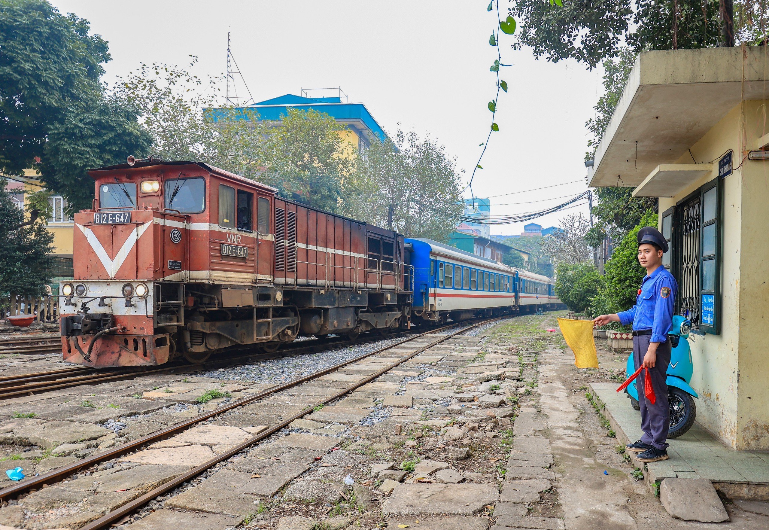 Nhọc nhằn nghề gác an toàn ở ga tàu- Ảnh 2.