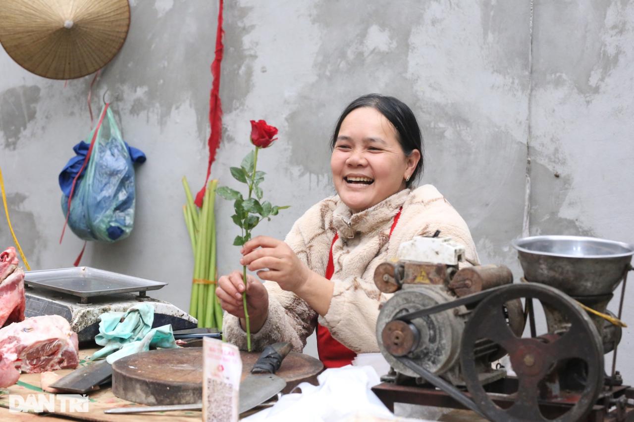 Cô giáo tặng hàng trăm bông hồng cho người dưng và cái kết ấm áp - 5