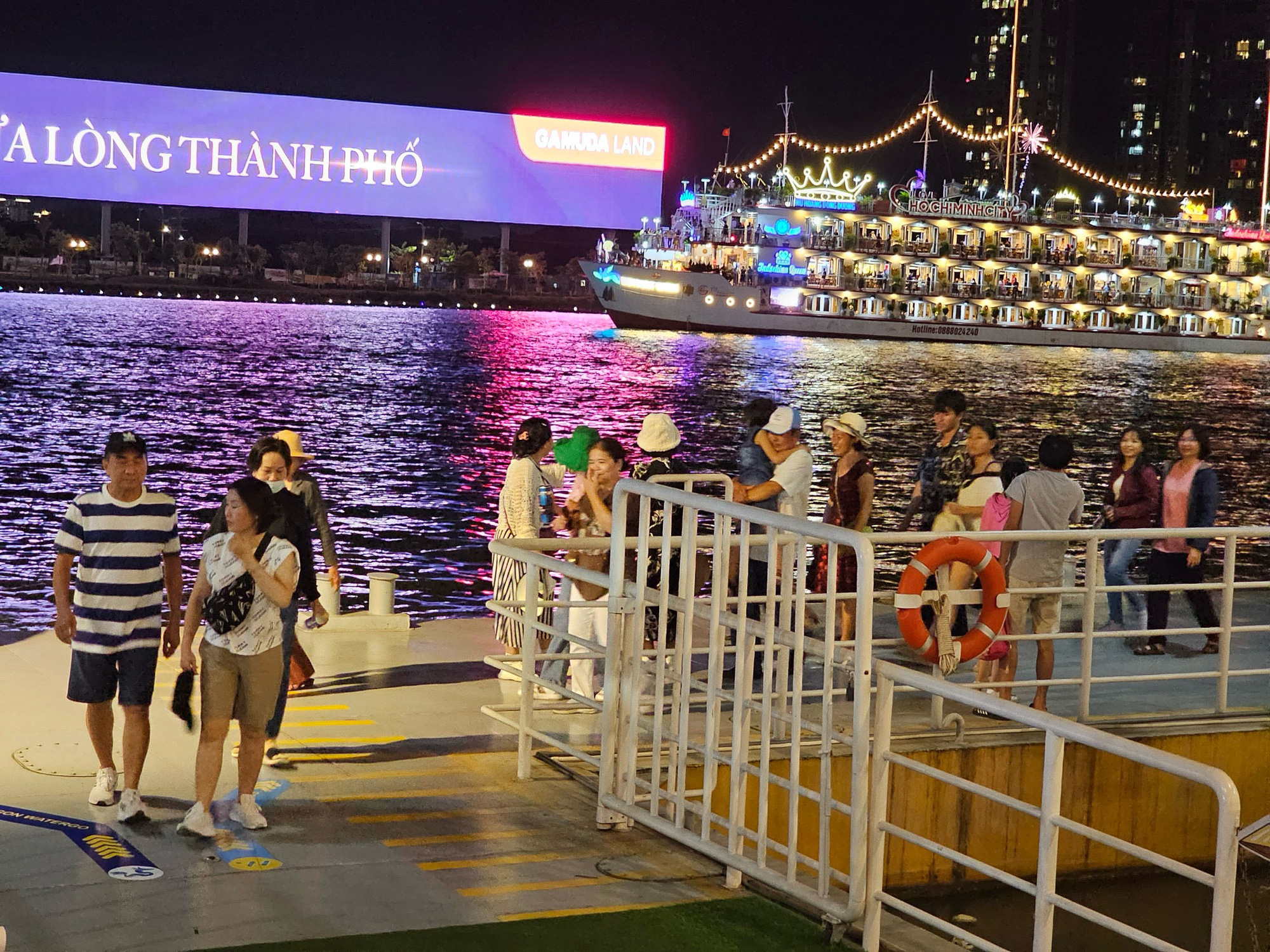 Nhiều gia đình có người lớn, trẻ em chọn trải nghiệm buýt sông dịp lễ 30-4 này. Trong hình họ vừa trải nghiệm xong chuyến buýt sông đang rời cầu tàu - Ảnh: THU DUNG