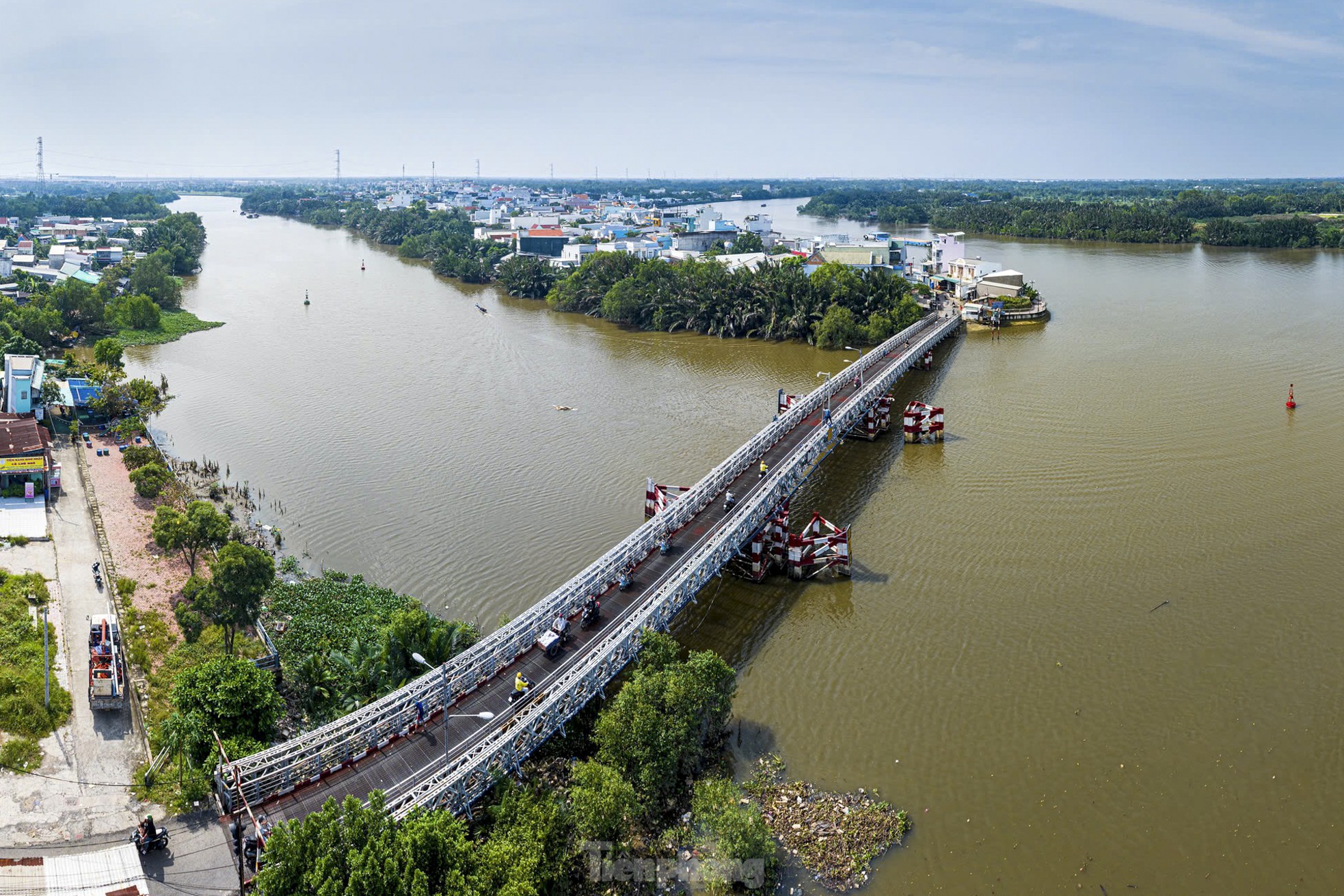 Крупный план двух серьезно разрушенных мостов на юге Хошимина, фото 7