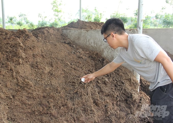 Để đảm bảo chất lượng, HTX Riti xây dựng khu vực sản xuất phân bón riêng biệt để ủ phân bò bằng phương pháp hiếu khí (compost). Ảnh: Trung Quân.