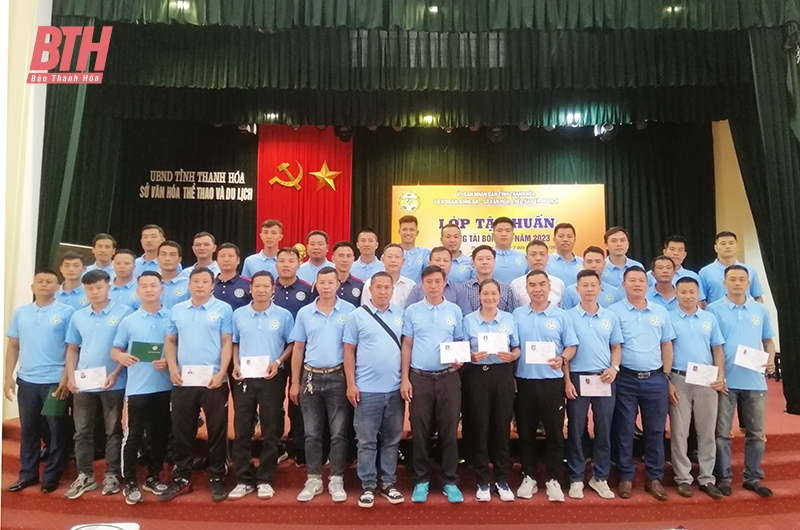 Zertifikatsverleihung an Teilnehmer des Schiedsrichter-Trainingskurses 2023 in der Provinz Thanh Hoa