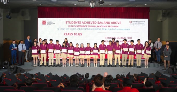 The school honored students with excellent achievements in the Cambridge academic program at the VAS Garden Hills Closing Ceremony. Photo: VAS