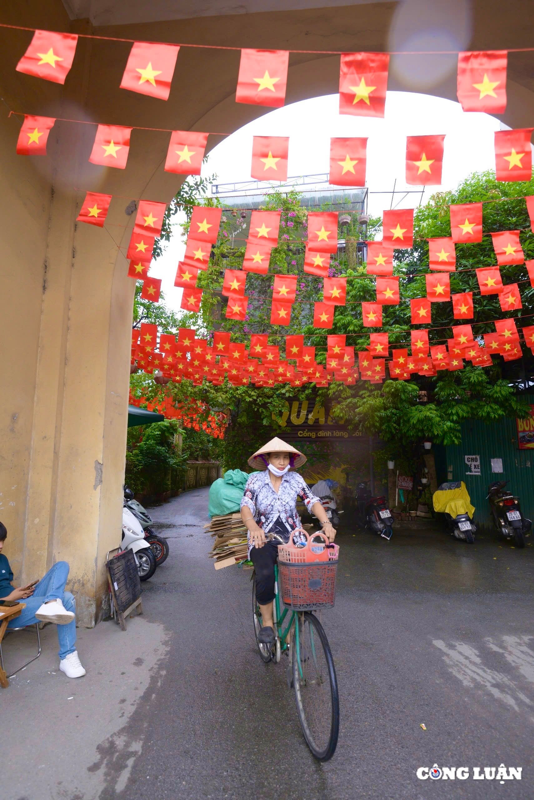 ruc ro co do sao vang truoc cong lang ha noi hinh 7