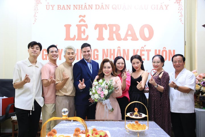 Truong Phuong และสามีชาว Tay จดทะเบียนสมรสในเดือนกรกฎาคม 2022