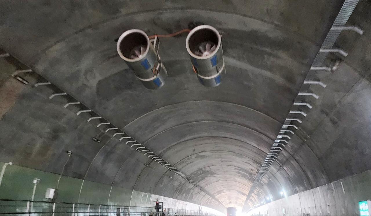 Le système de ventilation est installé à l'intérieur du tunnel Truong Vinh. Photo: Quach Du