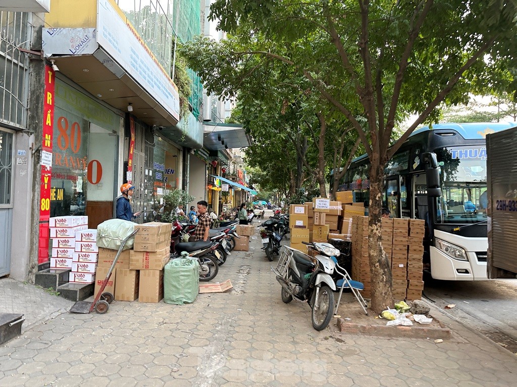 Close-up of a 900 meter long street with 11 bus offices whose licenses have just been proposed to be revoked photo 10