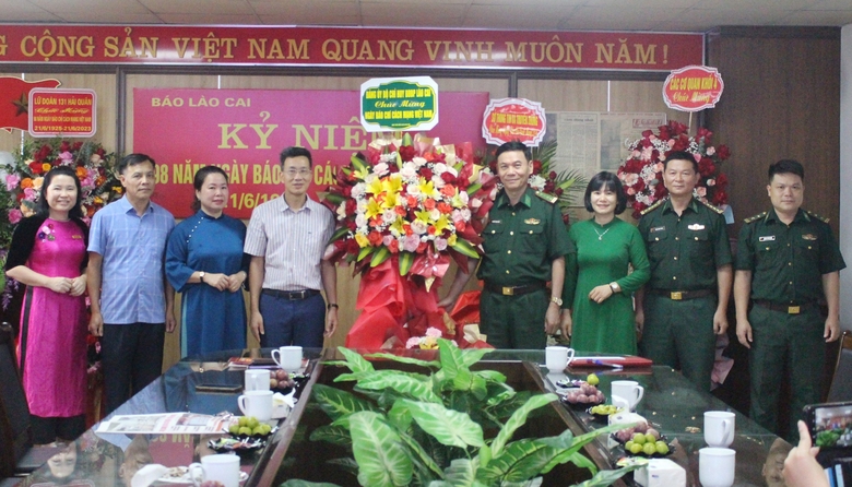 Provincial Border Guard Command presents flowers to congratulate Lao Cai Newspaper..jpg